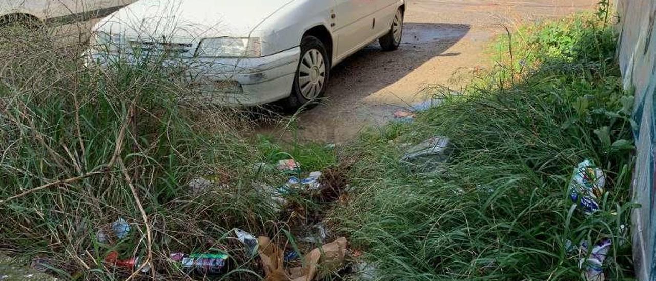 Residuos depositados en un aparcamiento de la avenida de Oviedo de Lugones.