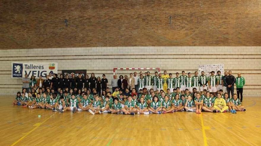 Equipos del Moaña junto a técnicos y directiva en la presentación.