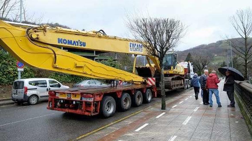 La máquina con la que se colocará la escollera, a su llegada a la zona.