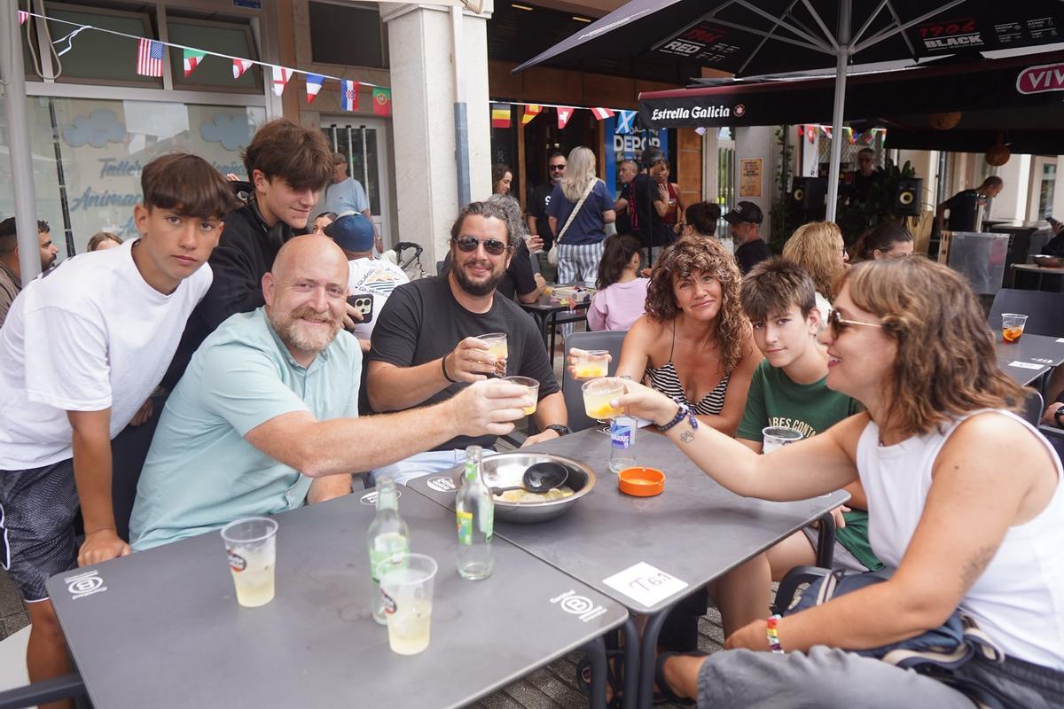 Decenas de personas reviven en Sada las 'palanganas' del Moby Dick