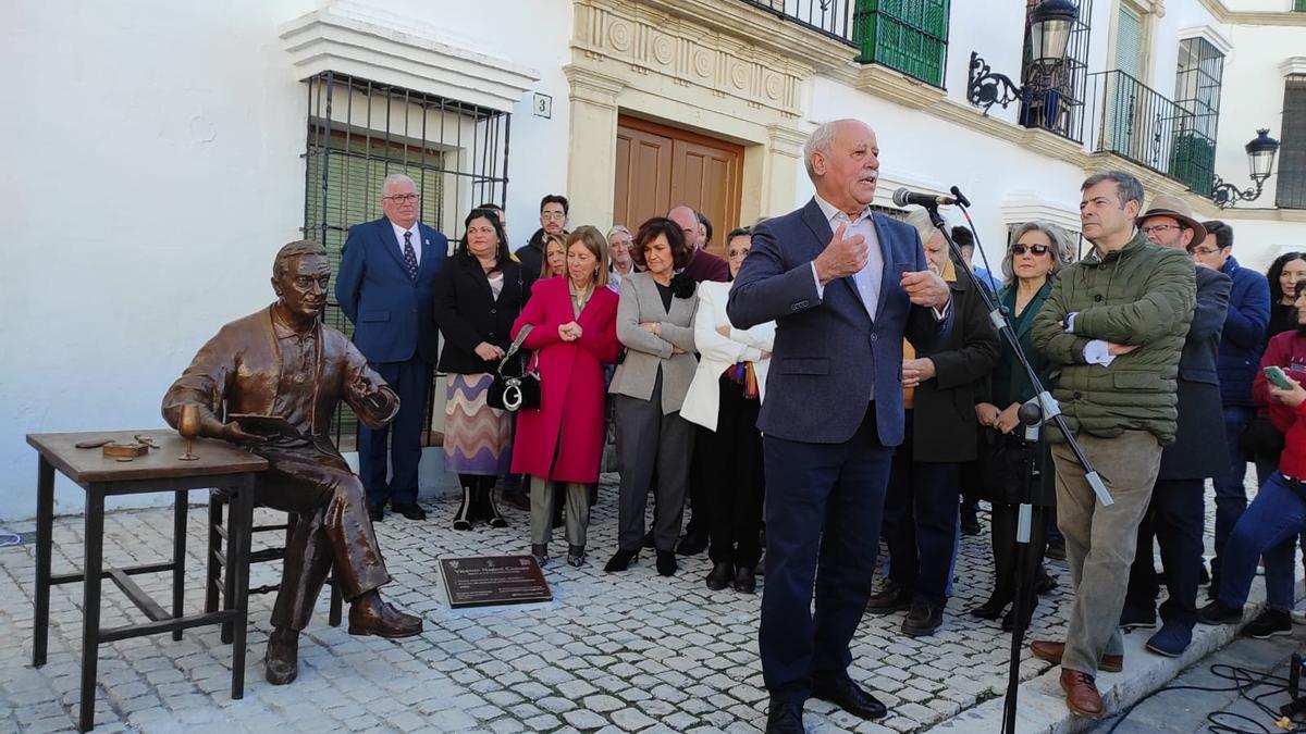 El escultor Ricardo Llamas junto a su obra sobre Vicente Núñez.