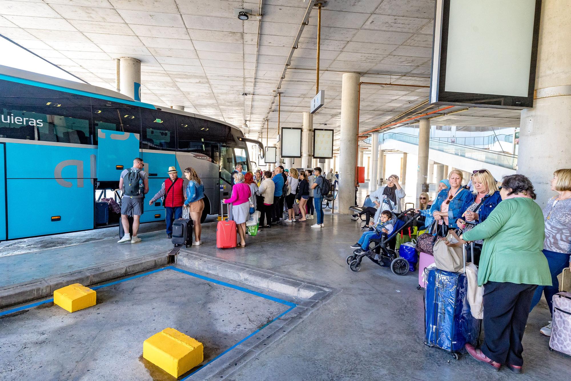 Los viajeros se encuentran una estación de autobuses en en estado de abandono al llegar a Benidorm