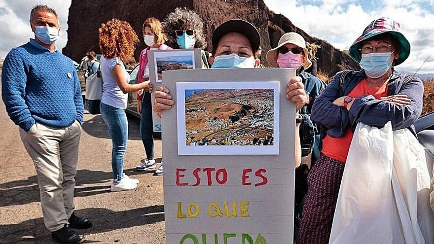 Un grupo de vecinos del núcleo lagunero de Taco se concentraron ayer por la mañana en la curva de la piconera para denunciar el desgaste progresivo que ha sufrido una montaña que prácticamente ya ha desaparecido. | maría pisaca