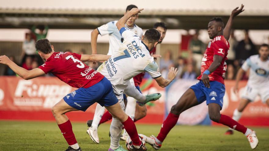 Lucas Pérez intenta un disparo entre dos rivales en el partido de ida entre Dépor y Tarazona. |  // LOF
