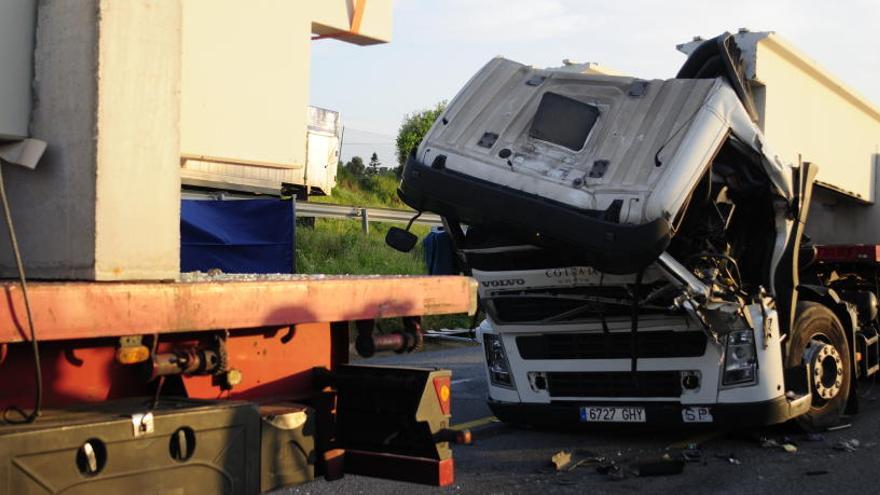 Estat en què va quedar la cabina en rebre l&#039;impacte de la biga.