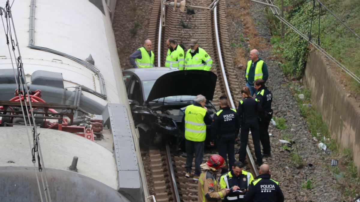 Imatge d&#039;un tren de rodalies de l&#039;R14 que ha xocat amb un vehicle que es trobava a les vies després d&#039;haver caigut al terme municipal de Reus