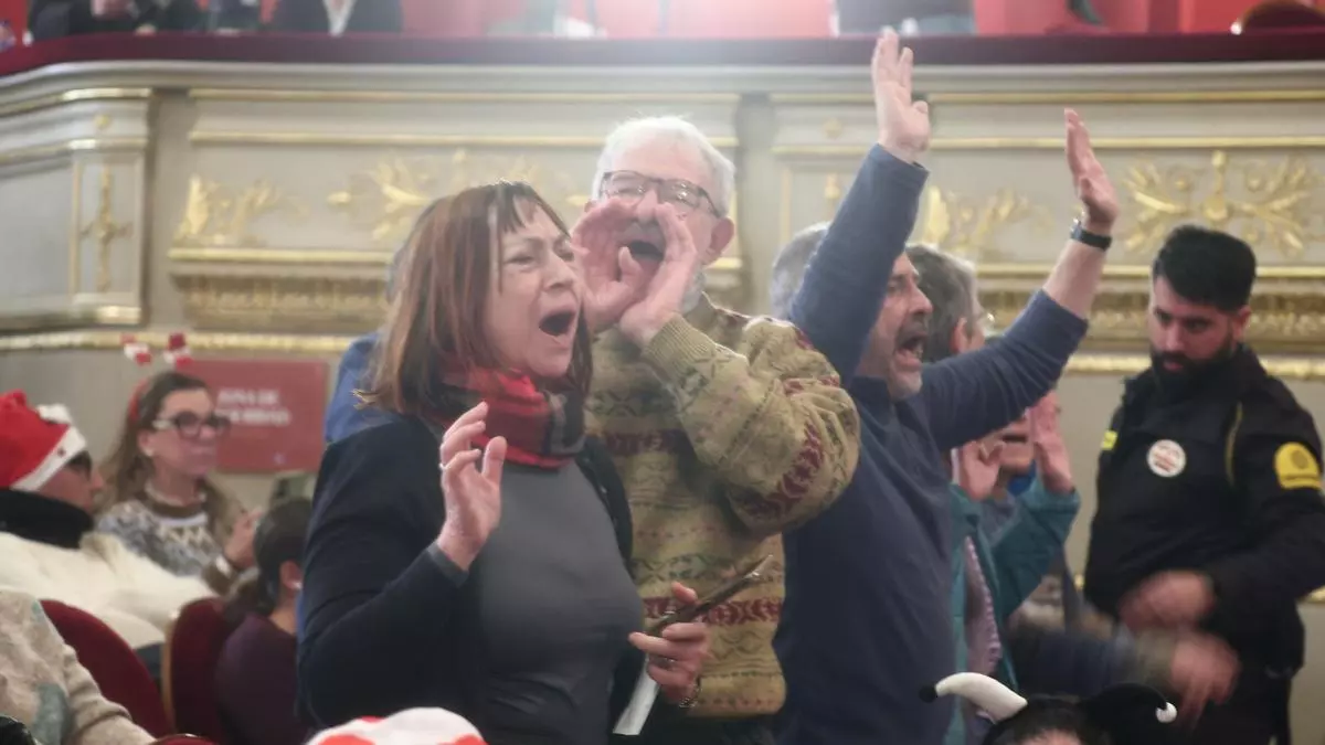 Activistas de Marea Palestina piden mil millones para Palestina en el Teatro real durante el sorteo de Navidad