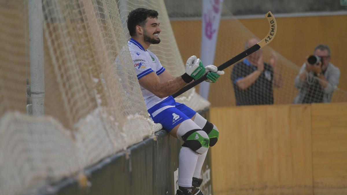 Bruno Saavedra celebra un gol con el Liceo en Riazor.