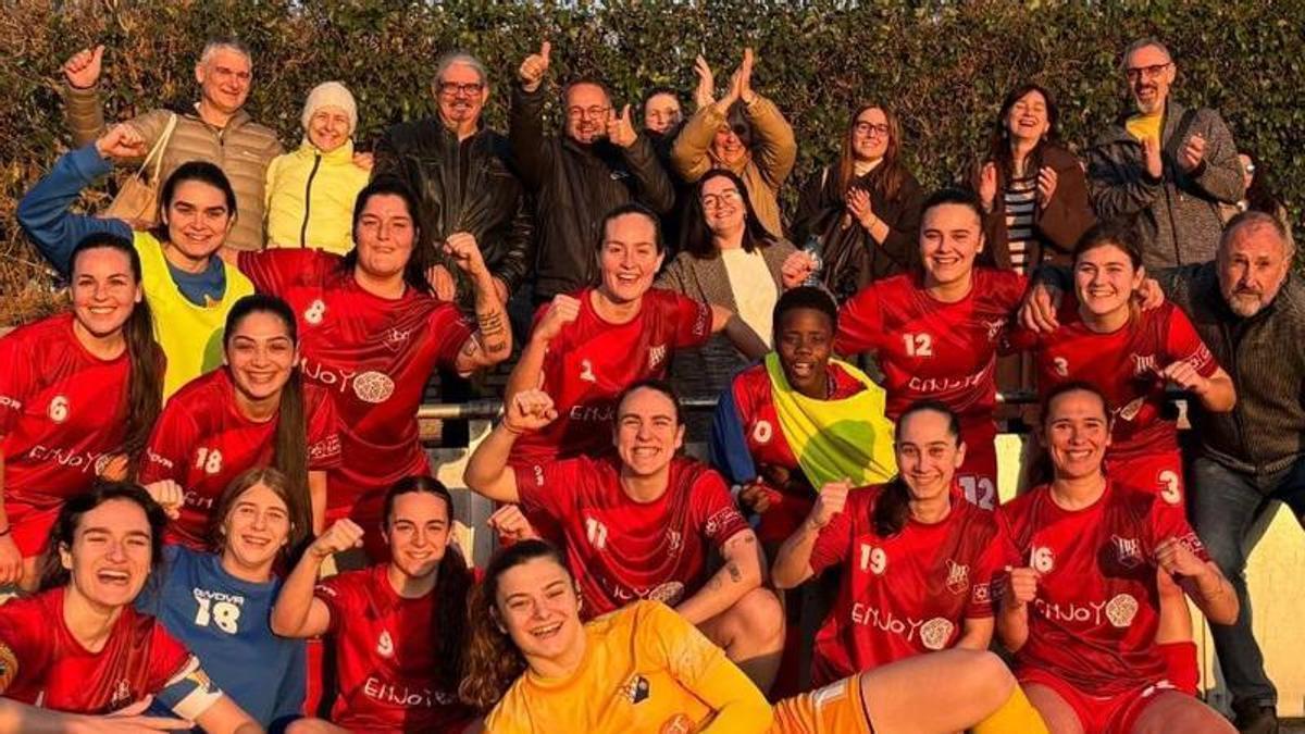 El sènior femení del Figueres celebra una victòria de la temporada passada.
