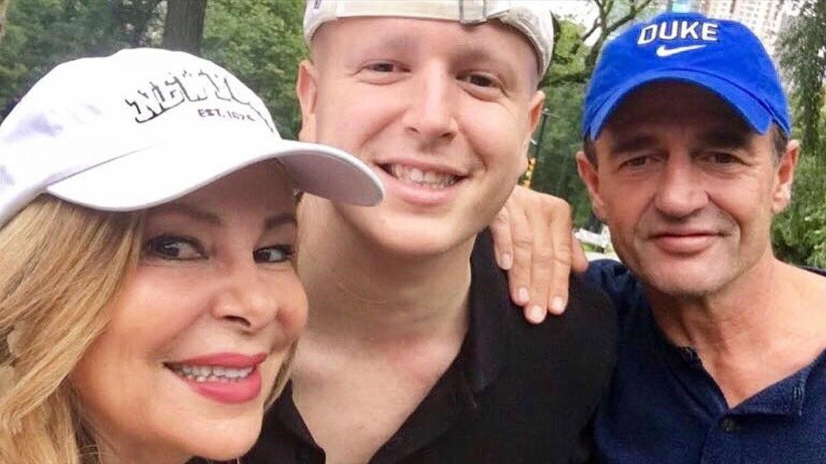 Álex, con sus padres Ana Obregón y Alessandro Lecquio