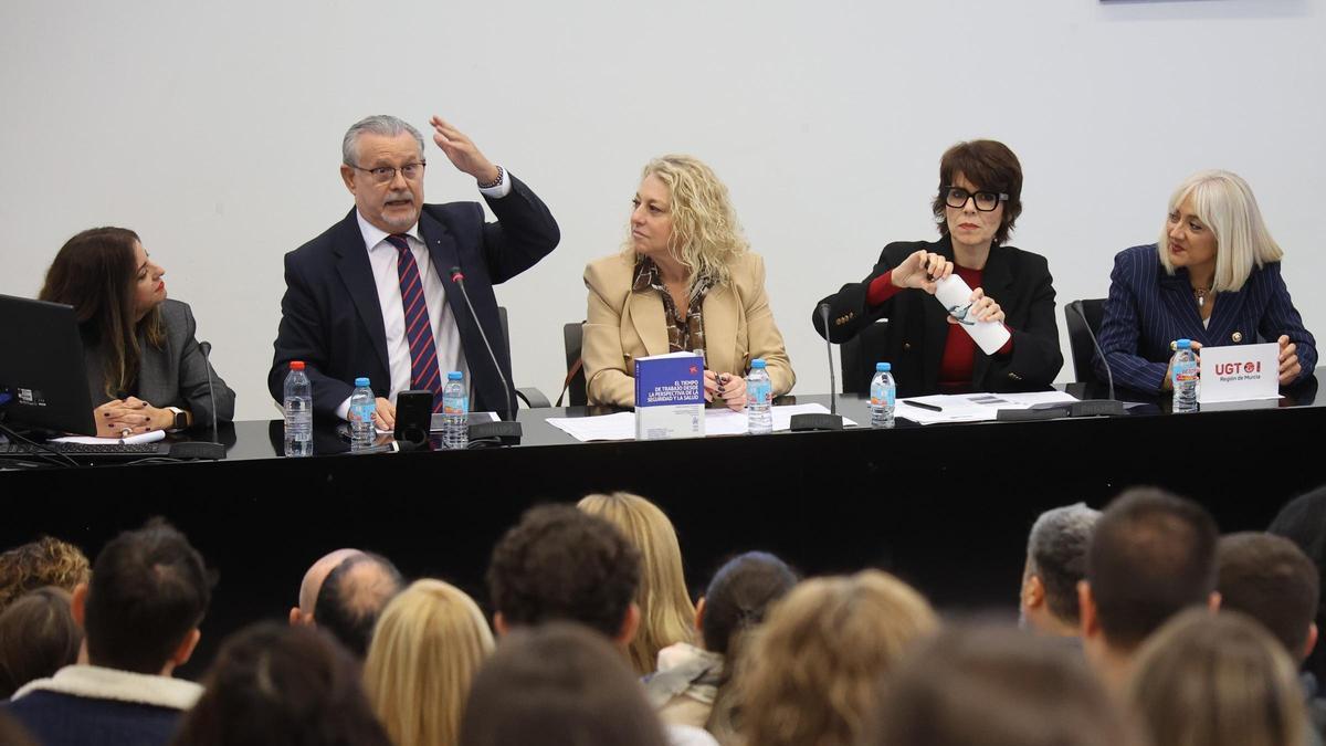 De izquierda a derecha, la profesora Mª Belén Fernández, el decano Alfonso Hernández, la abogada y empresaria María del Mar Carrillo , Teresa Fuentes (CC OO) y Paqui Sánchez (UGT), este jueves en la mesa redonda.
