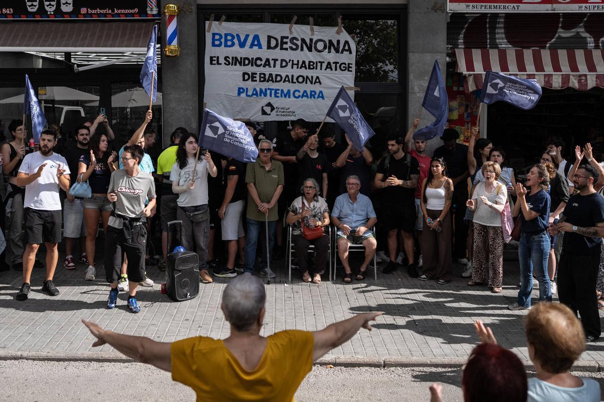 Badalona, 22 de septiembre de 2026. El Sindicat d’Habitatge concentra a vecinos para intentar frenar el desahucio de María, de 74 años, y Francisco, de 81, y evitar que la pareja sea expulsada de su vivienda. Foto de Zowy Voeten