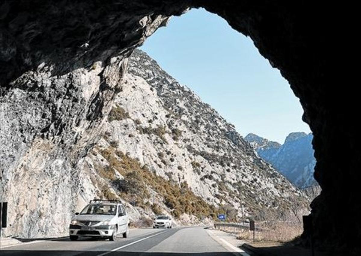 Risc 8 Uns turismes transiten pel congost de Tres Ponts, entre Organyà i Fígols i Alinyà. Risc 8 Uns turismes transiten pel congost de Tres Ponts, entre Organyà i Fígols i Alinyà.