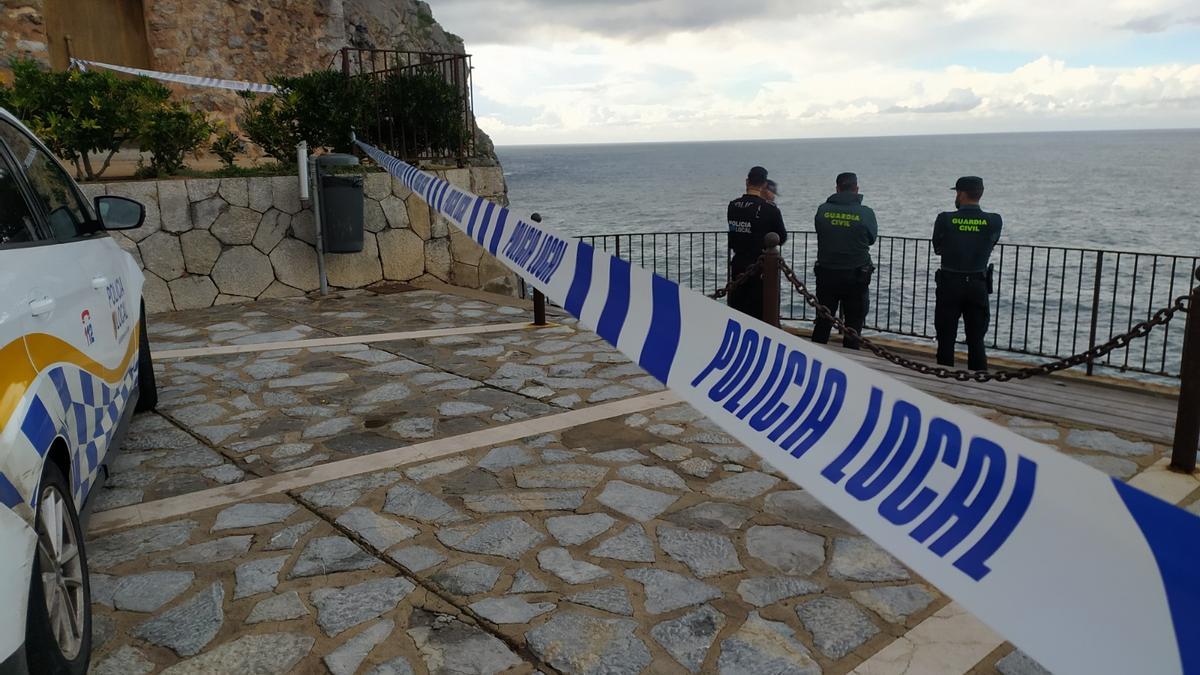 Guardias civiles y policías de Sóller, en el lugar donde apareció el cuerpo el pasado jueves.