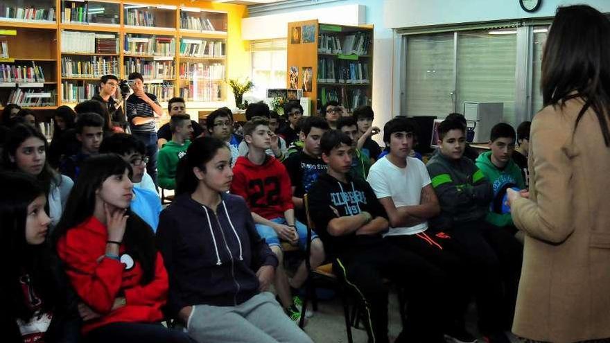 Alumnos del IES Bouza Brey en el encuentro con el escritor de Flor de Area.  // Iñaki Abella