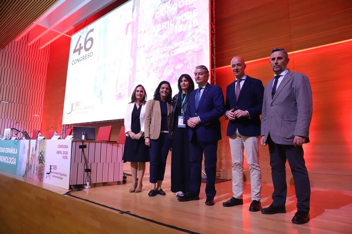 El consejero de Sanidad, Antonio Sanz, y otras autoridades, en el 46º Congreso de la Sociedad Española de Inmunología.