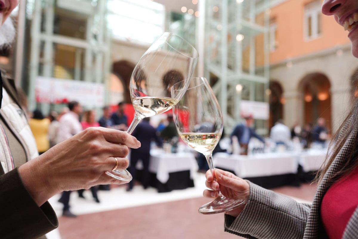 La Comunidad de Madrid reúne a 28 productores en la XXIV edición de su Salón de los Vinos.