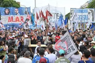 El movimiento obrero argentino convoca a su primera huelga para frenar los proyectos de Milei