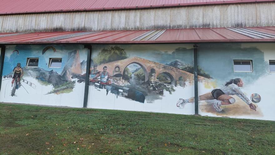 Impresionante mural artístico en la fachada del pabellón El Frontón, en Cangas de Onís