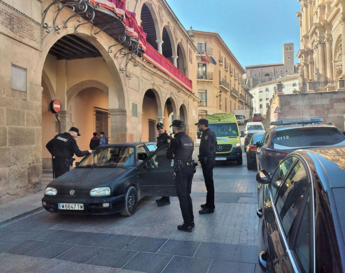 Agentes de la Policía Local, del Cuerpo Nacional y la ambulancia del 112, a las puertas del Ayuntamiento.   | PILAR WALS