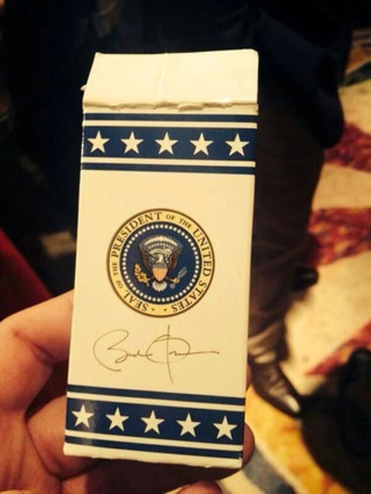 Una imatge de la caixa de xocolates, amb la firma del president dels EUA, Barack Obama, que va rebre com a obsequi la delegació espanyola en la seva visita a la Casa Blanca.