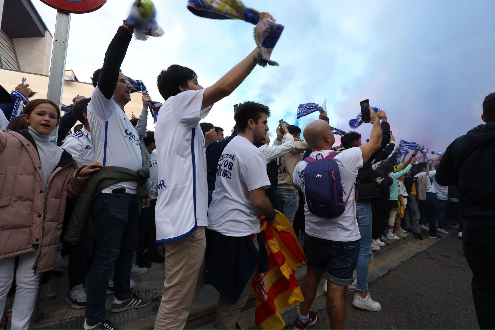 En imágenes | Este es el ambientazo a las puertas de La Romareda por el Real Zaragoza - Huesca