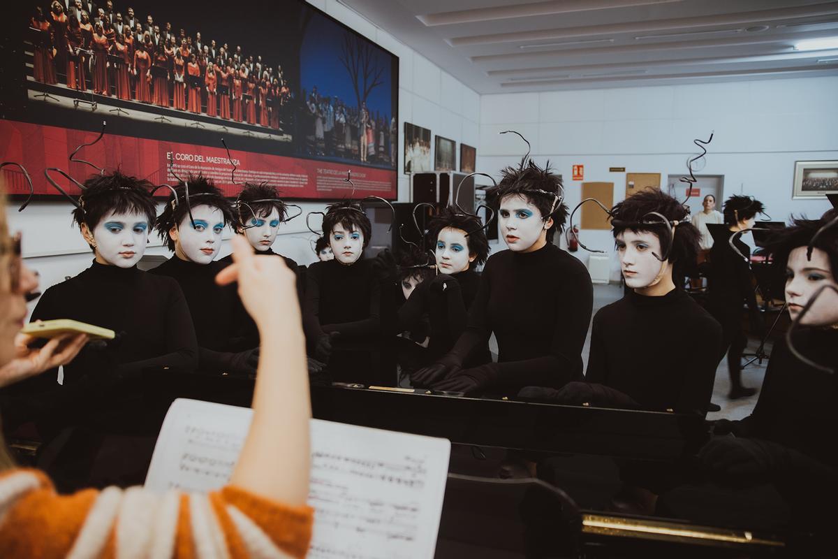 Así ensaya la Escolanía de Los Palacios la ópera 'El suelo de una noche de verano' en el Teatro de la Maestranza