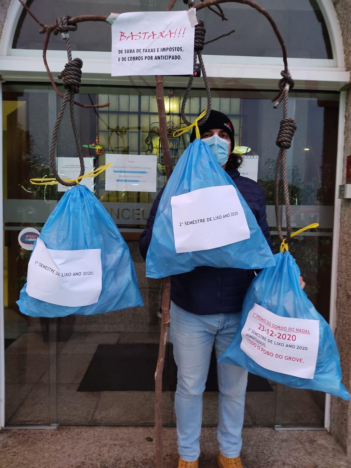 Uno de los vecinos que protestan, a las puertas del consistorio meco, ayer.