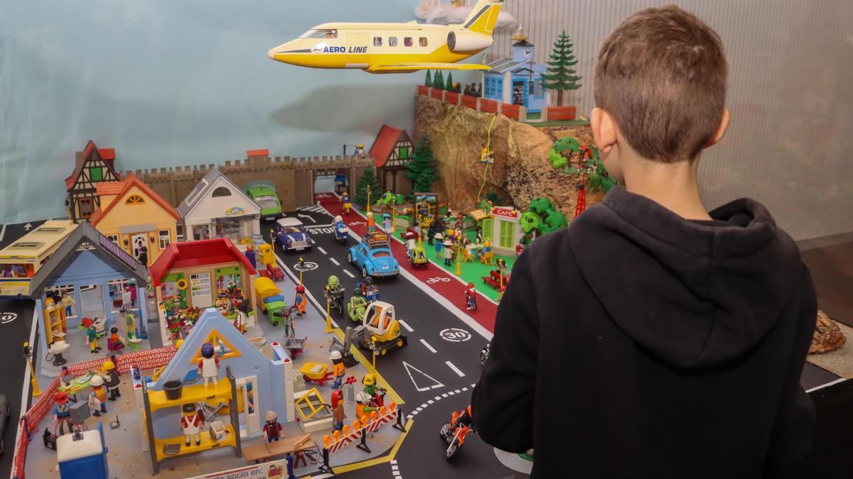 Un niño en la exposición de Playmobil más grande de toda la Comunitat Valenciana