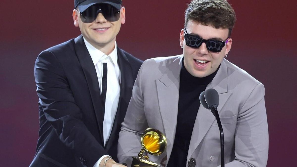 Quevedo y Bizarrap, dos artistas muy populares este año, recogiendo el Premio a la Mejor Canción Urbana en los Latin Grammy 2023 (Sevilla)