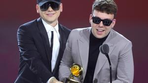 Quevedo y Bizarrap, dos artistas muy populares este año, recogiendo el Premio a la Mejor Canción Urbana en los Latin Grammy 2023 (Sevilla)