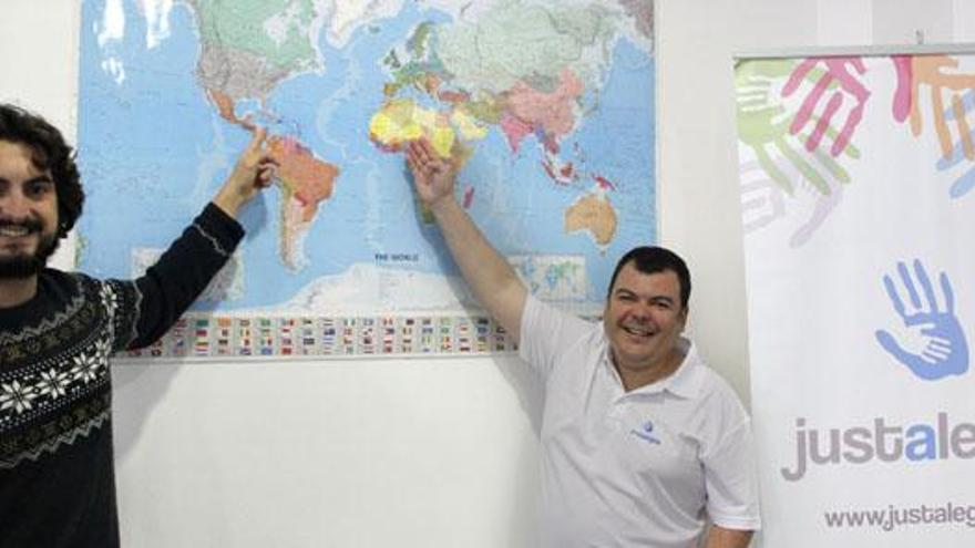 El técnico Jaime de la Torre (izquierda) y Jesús Criado, coordinador de la ONG Justalegría.