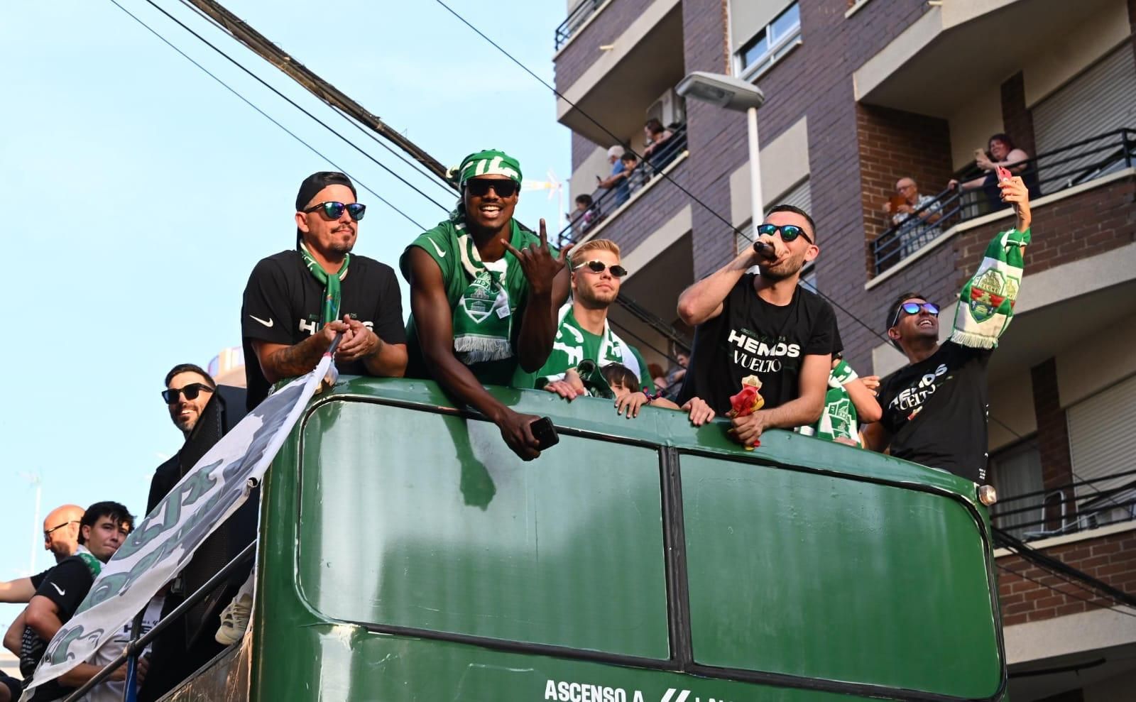 El Elche CF celebra el ascenso a Primera con una rúa en autobús hasta la Plaça de Baix