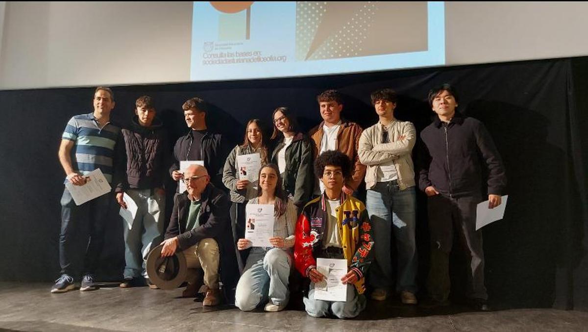 Foto de familia de los estudiantes naviegos que participaron en la cita asturiana.