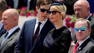 Jared Kushner habla con su esposa, Ivanka Trump, durante un acto en Israel.