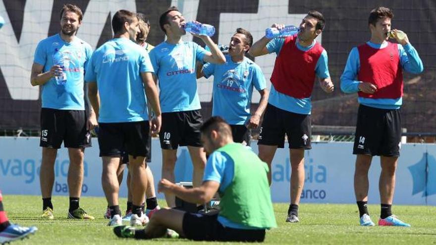 Los jugadoresse toman un descanso durante el entrenamiento de ayer en A Madroa. // Ricardo Grobas