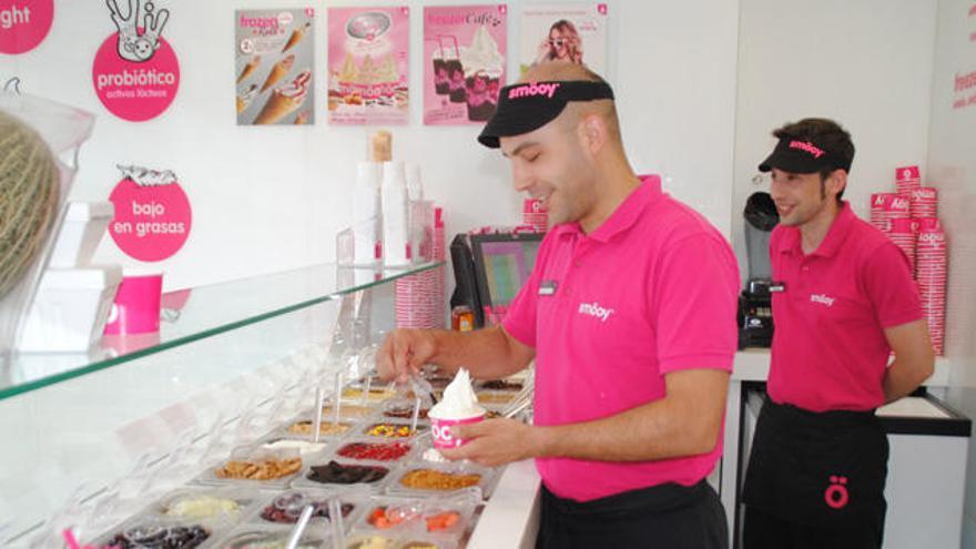 Carlos y David preparando un helado en Smöoy. |