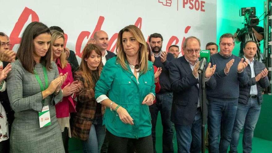Susana Díaz, con cara de circunstancias, ayer, instantes antes de iniciar su comparecencia tras conocerse el resultado electoral. // Efe