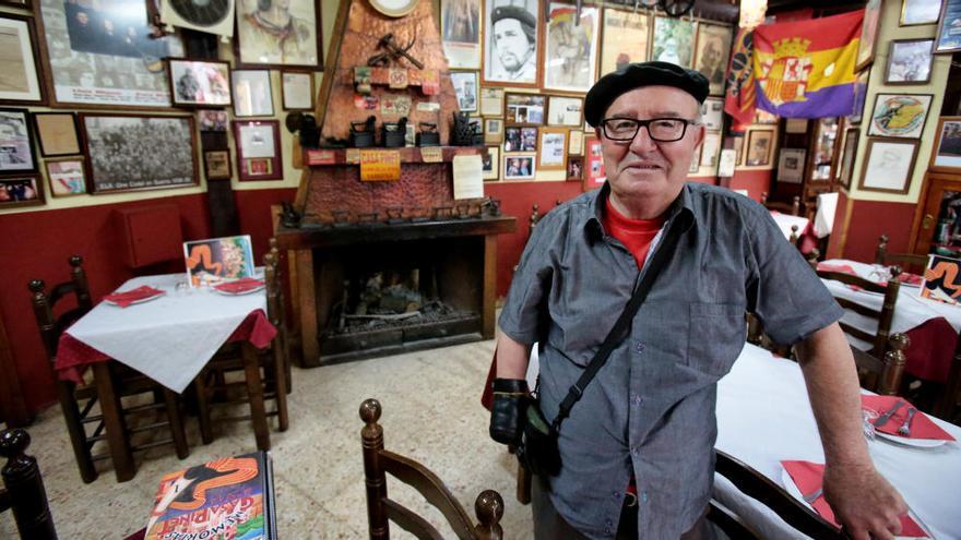 Jeroni Pinet, alma máter del negocio, entre retratos del Ché o banderas republicanas, uno de los grandes atractivos de Casa Pinet.