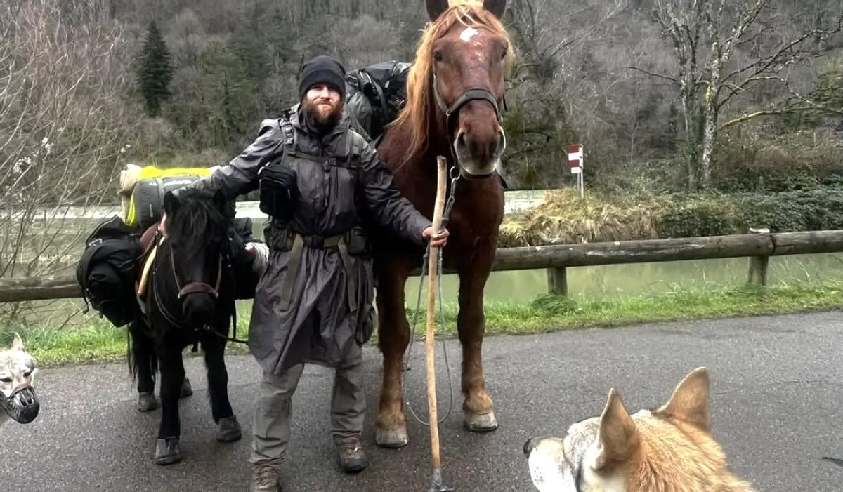 akub, más conocido como Toulavi Vlci, con sus animales, durante su ruta por el Camino de Santiago.