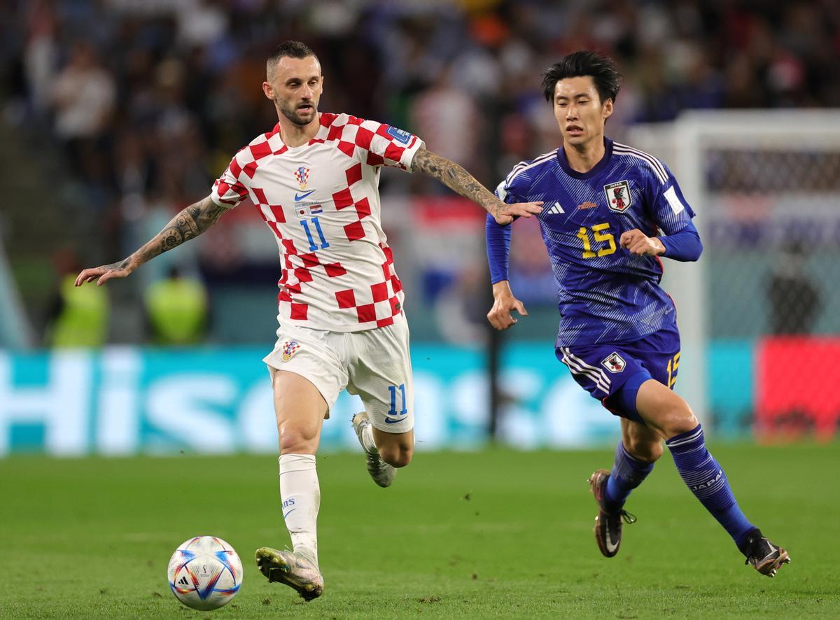 Al Wakrah (Qatar), 05/12/2022.- Daichi Kamada (R) of Japan in action against Marcelo Brozovic of Croatia during the FIFA World Cup 2022 round of 16 soccer match between Japan and Croatia at Al Janoub Stadium in Al Wakrah, Qatar, 05 December 2022. (Mundial de Fútbol, Croacia, Japón, Catar) EFE/EPA/Abir Sultan