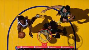 Andrew Wiggins lanza a canasta durante el Warriors - Celtics.