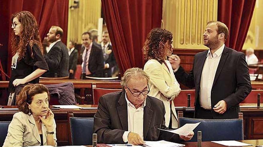 Los consellers Santiago, March, SÃ¡nchez y Mir, ayer al inicio del pleno.