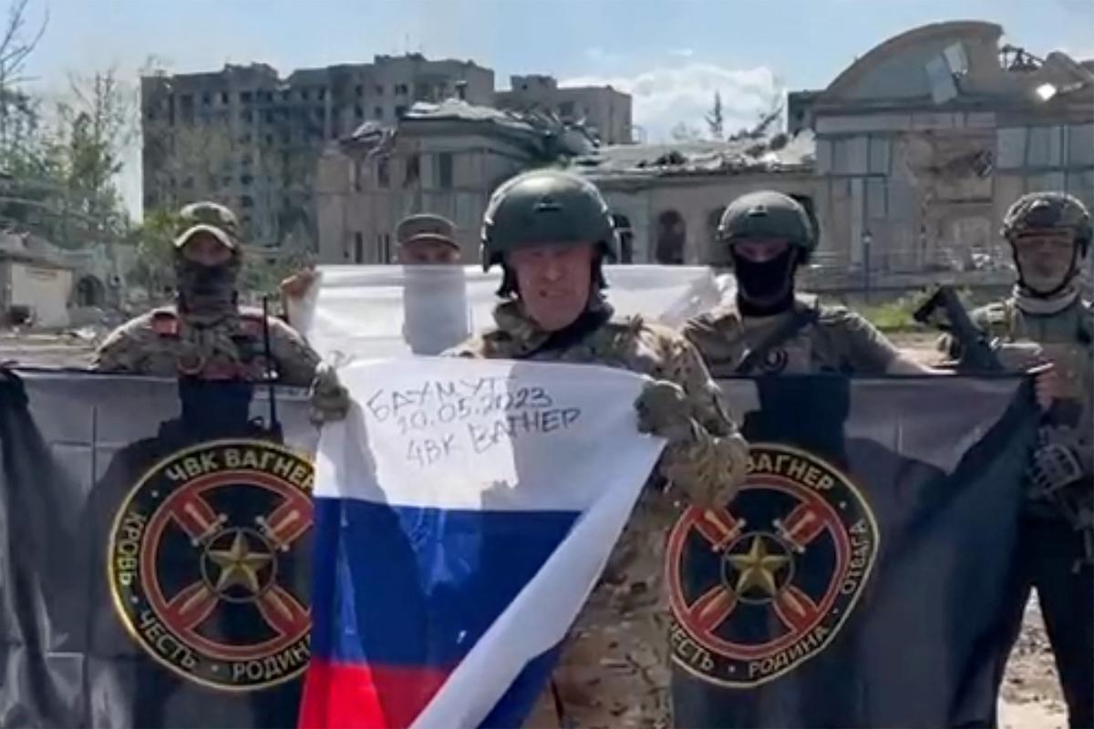 Ucraïna respon a la caiguda de Bakhmut intentant envoltar les tropes russes