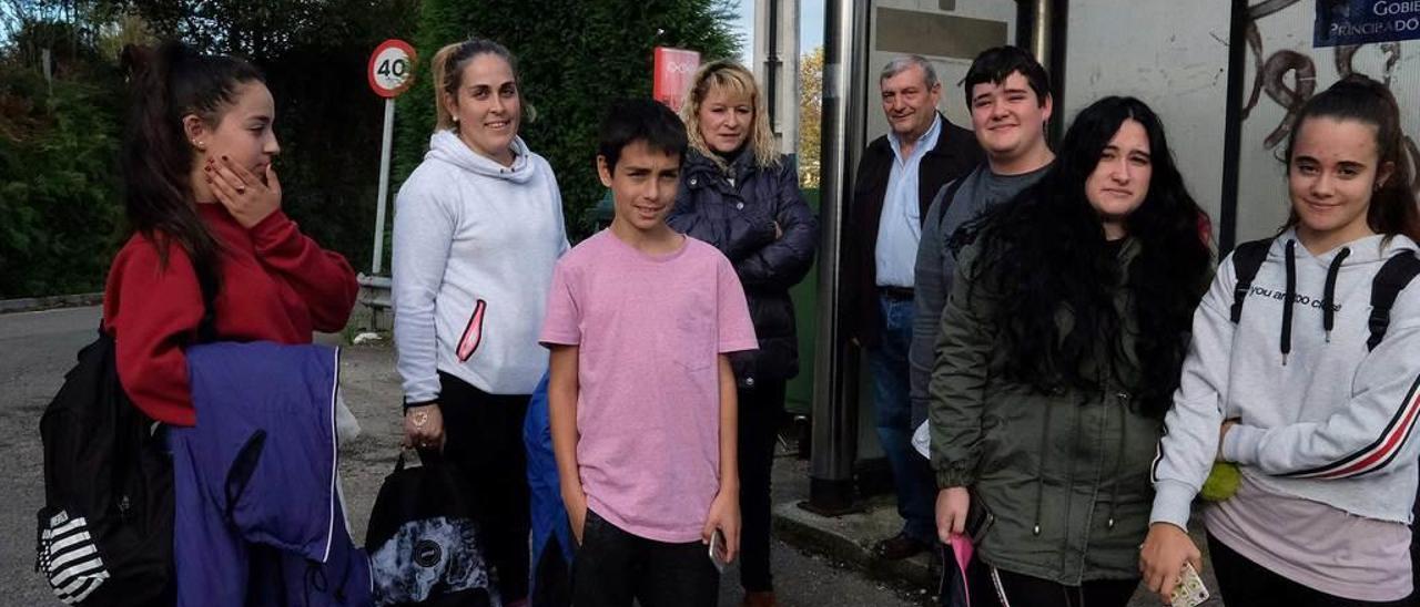 Estudiantes de Pedrea, con sus familias, ayer, junto a la parada.