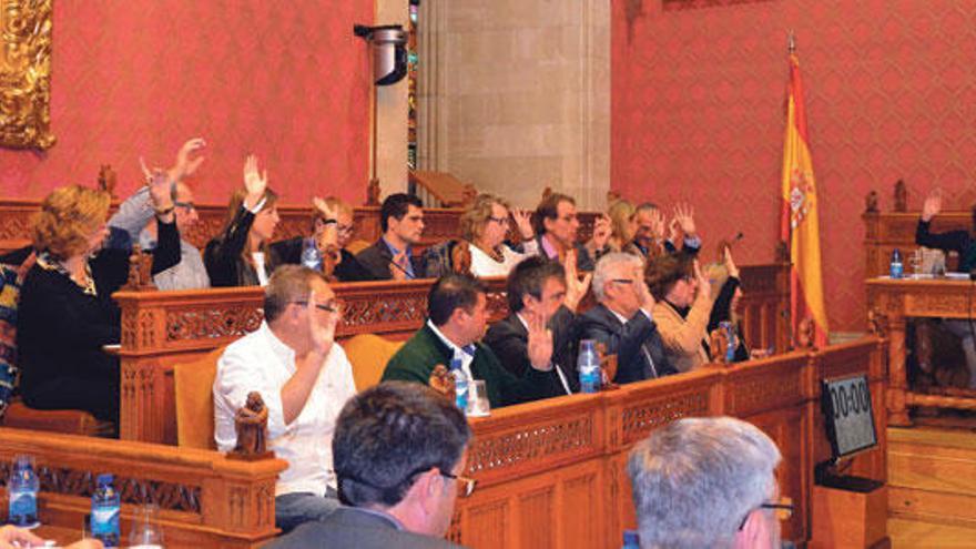 El grupo popular y la consellera Roig, al fondo, votando durante el pleno de ayer.