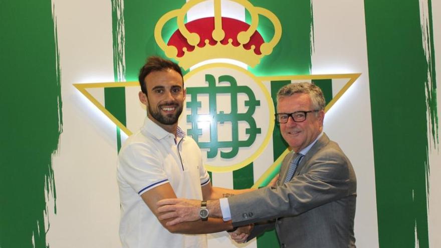 Molinero fue presentado ayer como jugador del Betis.