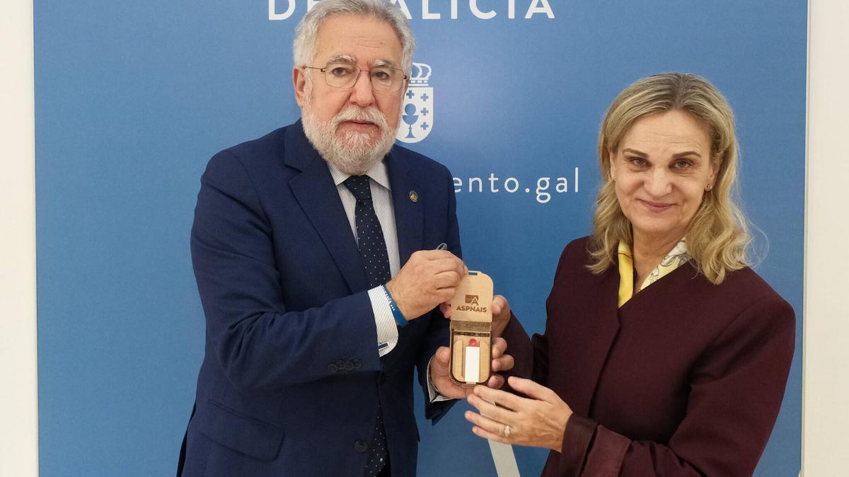 La Valedora do Pobo y el presidente del Parlamento de Galicia durante la entrega del Informe Anual de 2024.