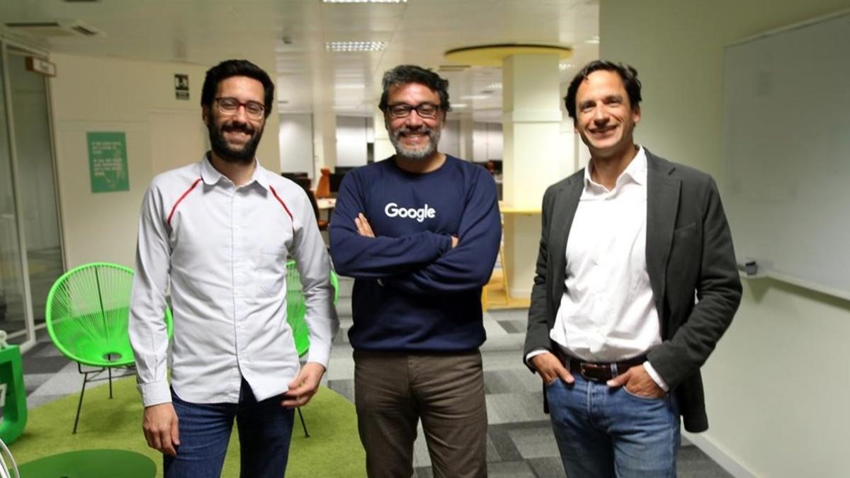 Eduardo Tinoco de Google, entre Xavi Beumala y Juan Margenat de Marfeel.