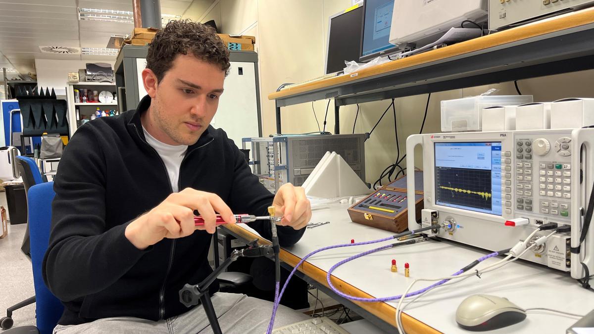 El joven estudiante está cursando dos másters a la vez tras acabar de forma brillante sus estudios de Telecomunicaciones.